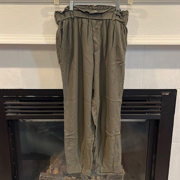 Hollister Pants - Hollister ultra high rise pants. Super soft and stretchy. Women’s size medium.